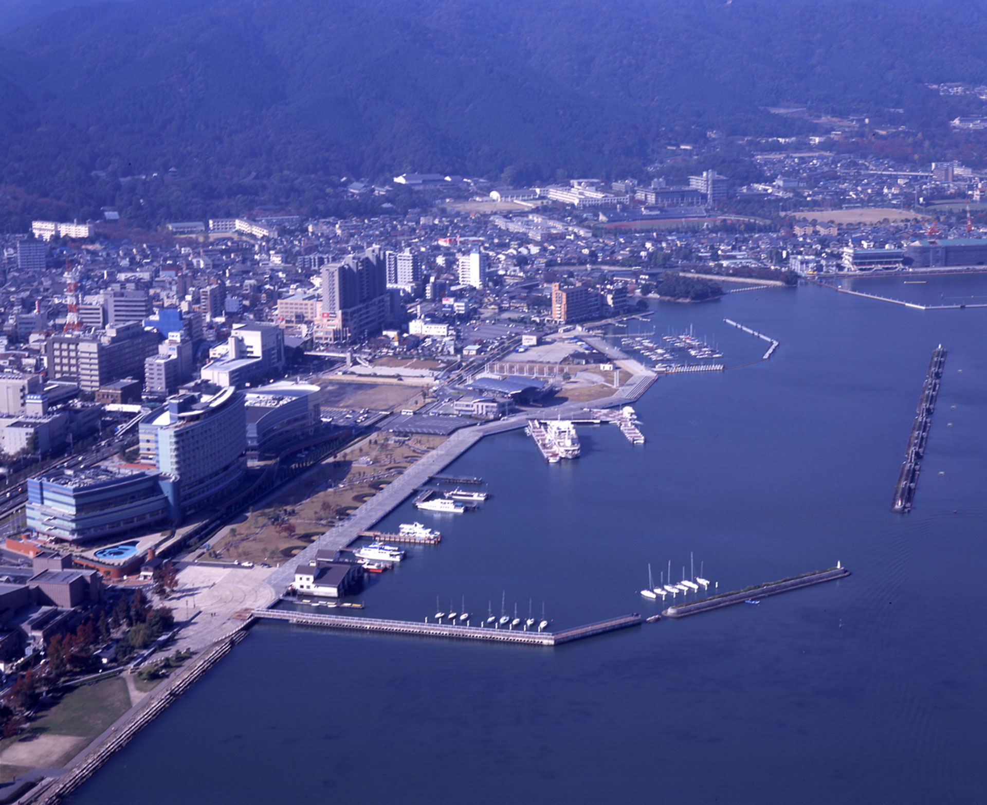上空からのぞむ大津港