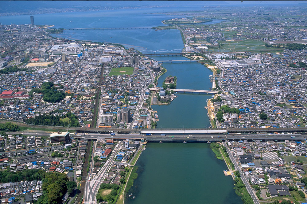 瀬田川をのぞむ