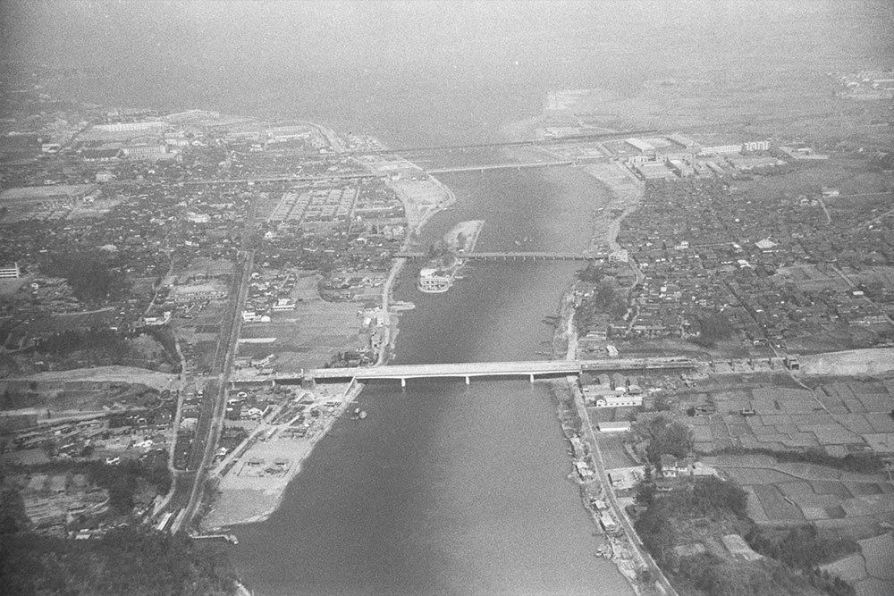 瀬田川をのぞむ