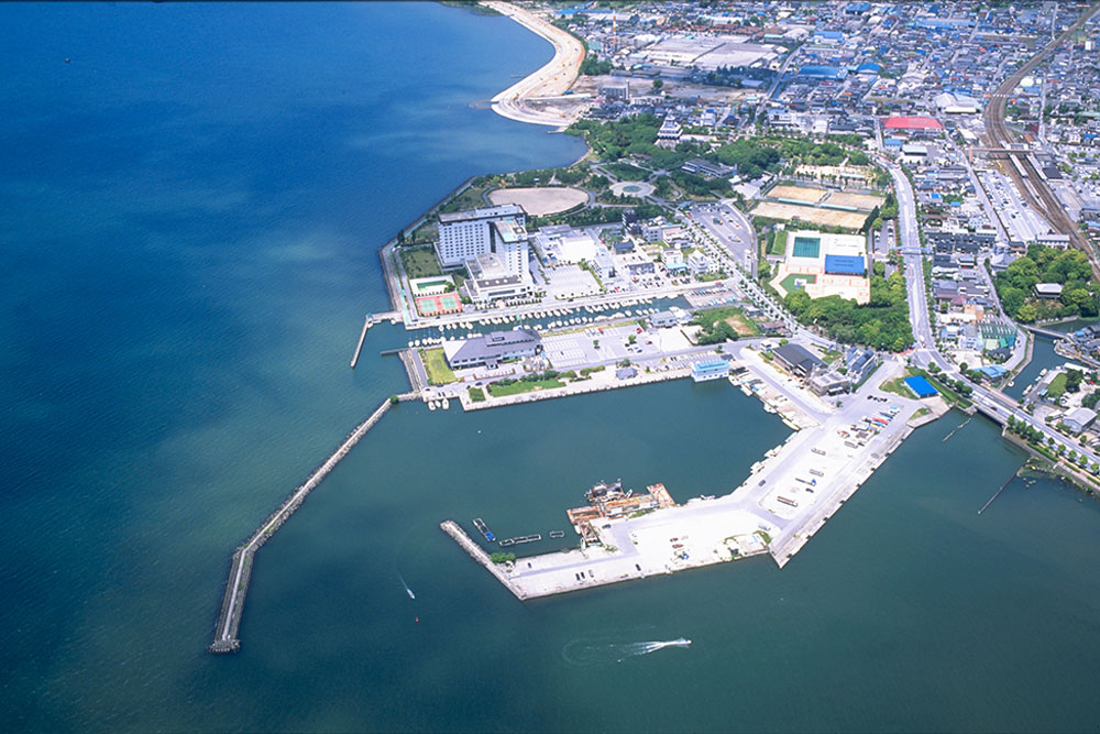 長浜港周辺をのぞむ